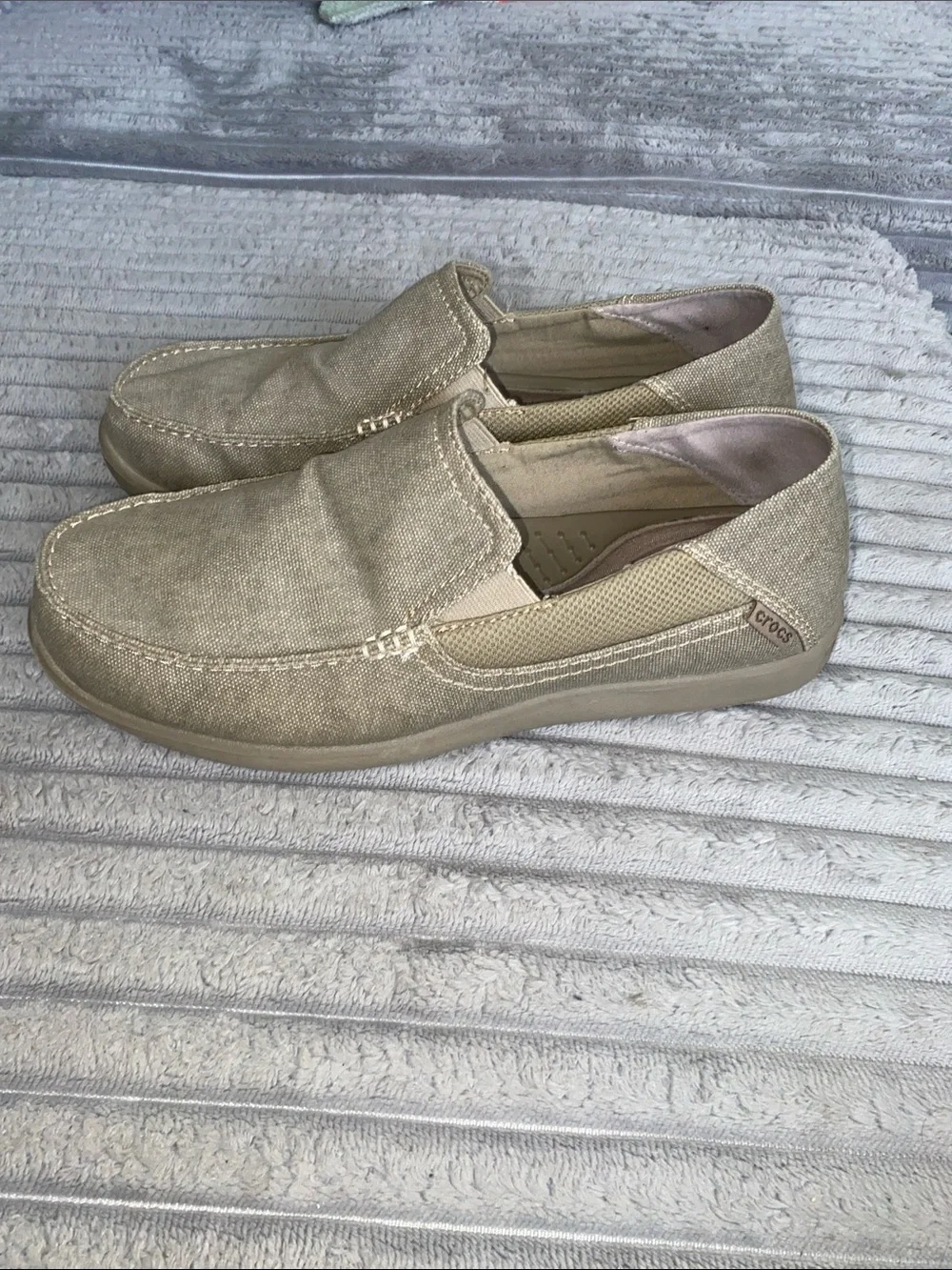 MENS 9 slip on Crocs tan
